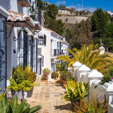 Idyllic Townhouse With Scenic Views Pueblo Vakantiehuis Mijas